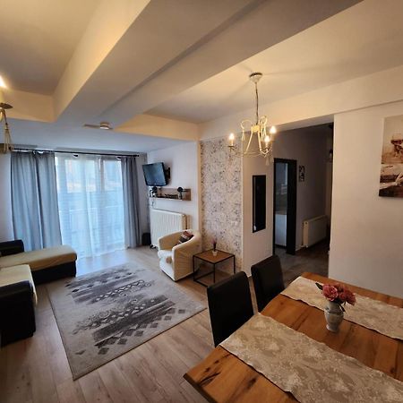 Morii Lake Apartment Bukares Bagian luar foto