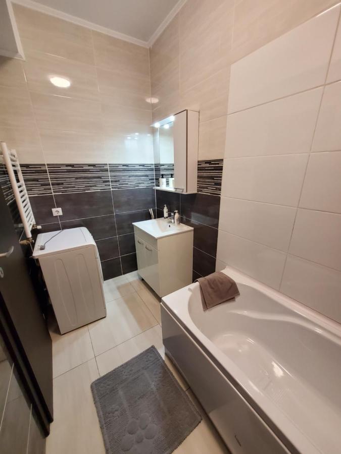 Morii Lake Apartment Bukares Bagian luar foto