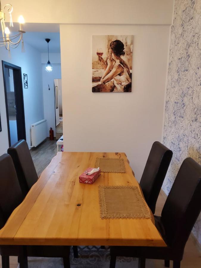 Morii Lake Apartment Bukares Bagian luar foto