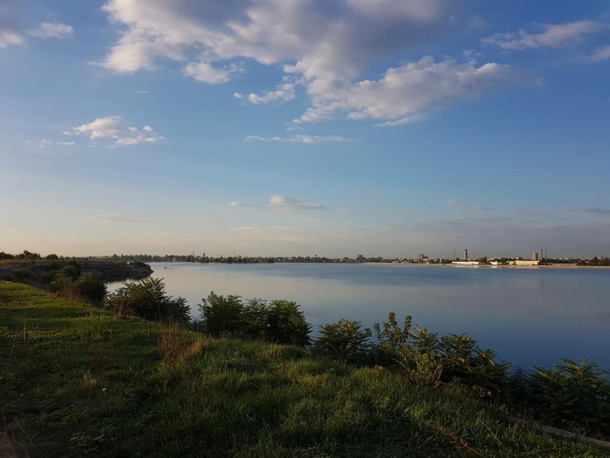 Morii Lake Apartment Bukares Bagian luar foto